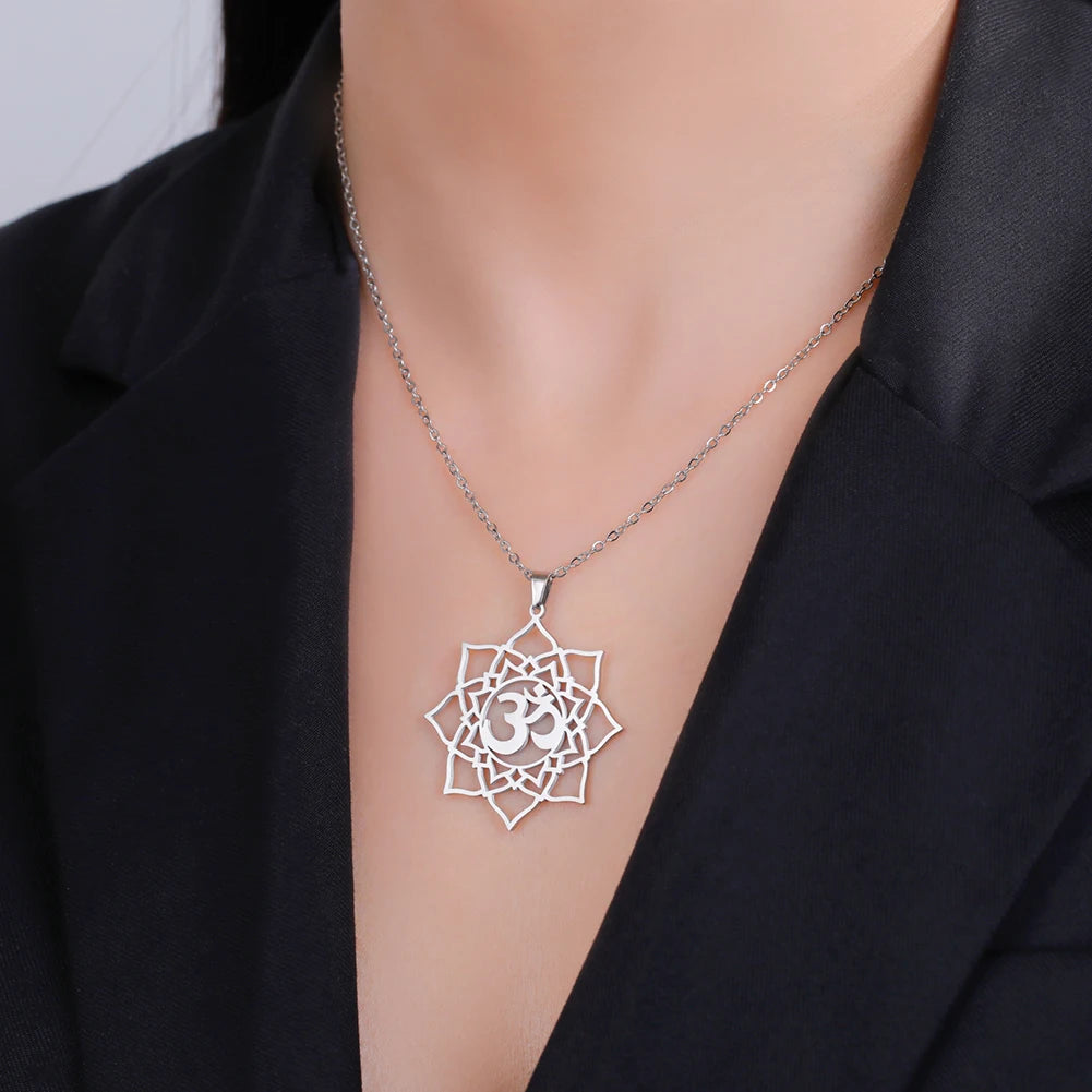 Lotus Om Kette